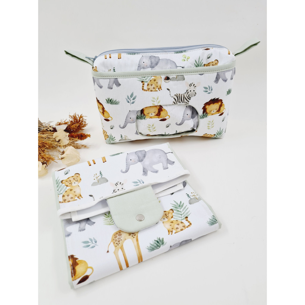 Nécessaire / Bolsa porta lenço umedecido e fralda do bebê/ Trocador portátil impermeável / porta fraldas / minimalista / safari / organizador boho