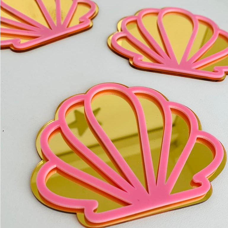 Aplique de Concha em Acrilico Espelhado Dourado com Rosa Lembrancinhas