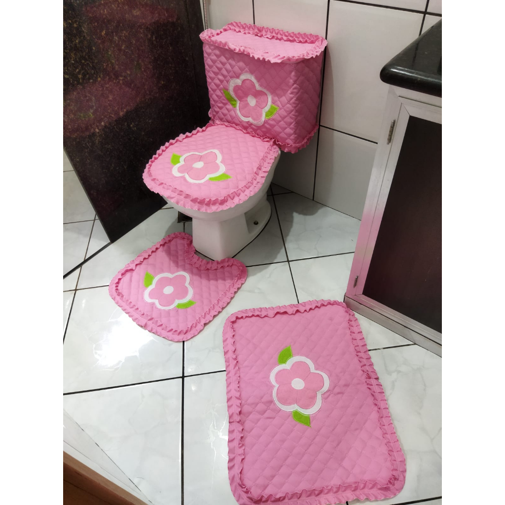 Jogo de banheiro flor bordado 4 peças com capa para caixa acoplada