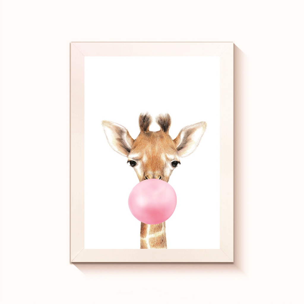 Quadro Girafa Mascando Chiclete Rosa para Decorar Quarto de Bebê Menina Creche Berçario Consultório de Pediatria