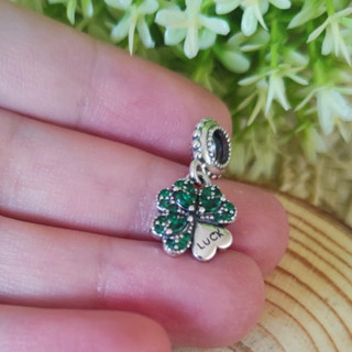 Berloque 100% prata 925 no formato de trevo de 4 folhas, sendo 3 delas cravejadas de pedras verdes e uma folha prata com escrita "LUCK" ("SORTE") cod 56