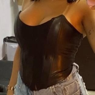 Cropped feminino de Corset com barbatana e ilhos nas costas