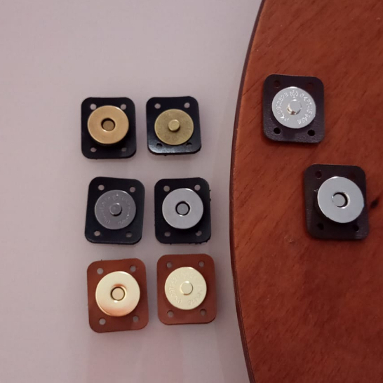 2 unidades de Botão Imã imantado com couro sintético para fechamento de bolsas.