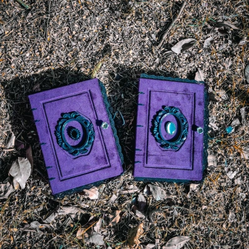 Grimorio roxo, folhas pretas. em Oferta na Shopee