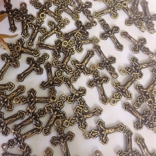 30 Pingente Cruz Duplaface 2cm em Metal Ouro Velho - Pingente Cruz para Terço de pulso artesanato e lembranças