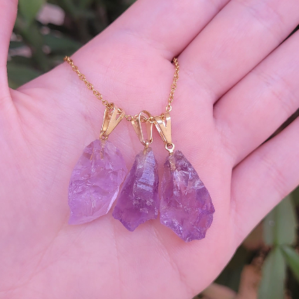 Colar de Pedra Natural Ametista Bruta Dourado em Oferta na Shopee