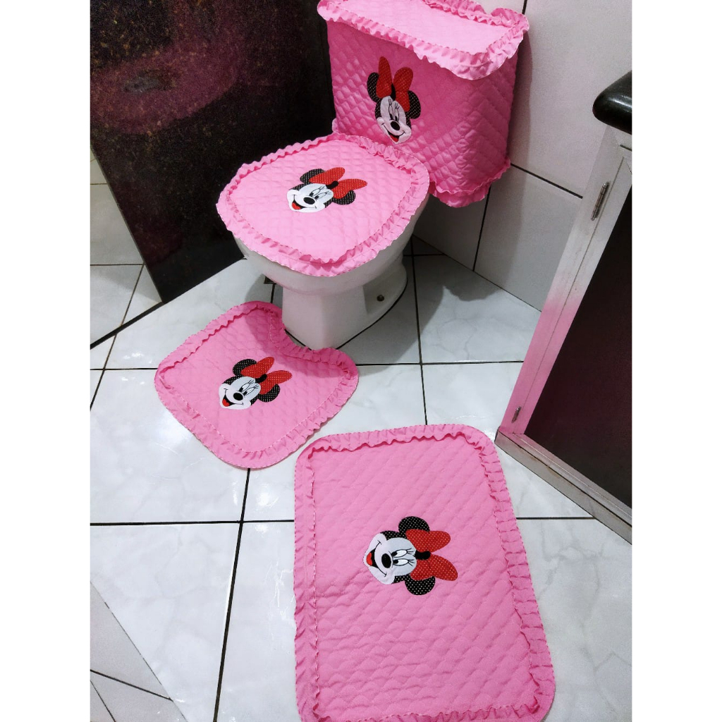 Kit banheiro jogo de tapetes fofo igual da Minnie disney e Mickey tecido metalassê com capa para caixa acoplada e capa para tampa vaso sanitário fofo