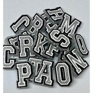 JIBBITZ BROCHE PARA CROCS LETRAS PRATA COM GLITTER