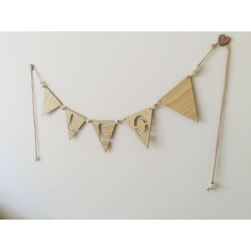 Varal com Letras do Nome em mdf de 12 cm em forma de triângulo para enfeitar o quarto do bebe cor madeira pinus letra vazada estilo montessori barato promoção original nordico montessoriano criança infantil berçario parede irmãos berço