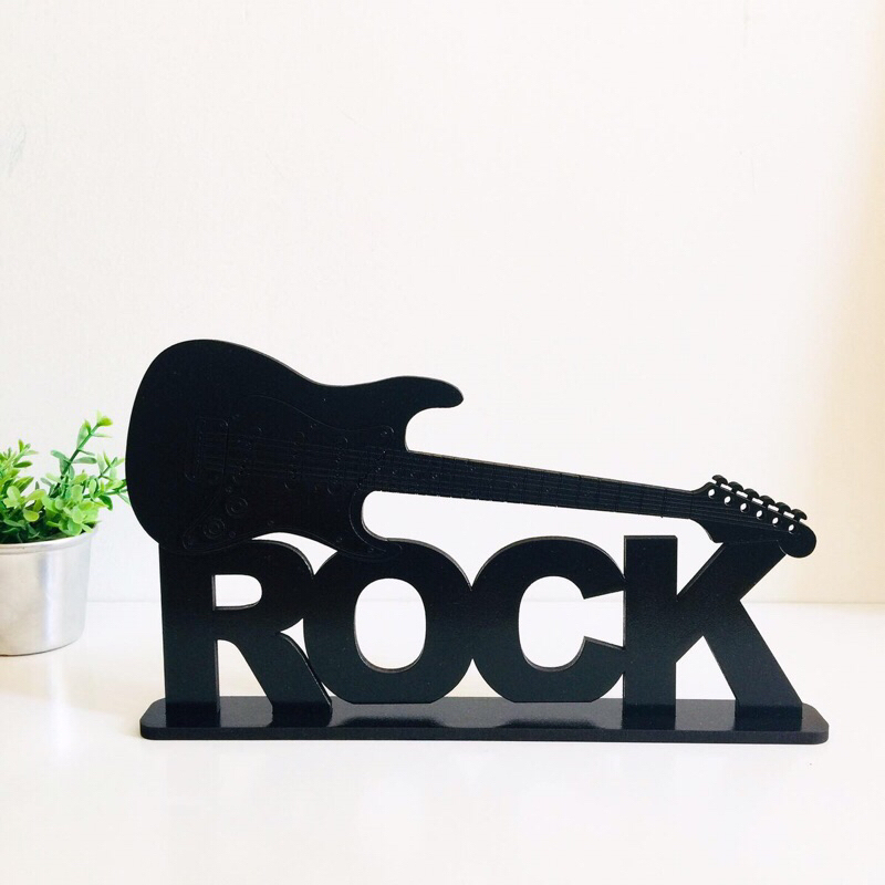 Plaquinha Rock em mdf preto brilhante com guitarra tamanho 20 x 12 cm para os admiradores de rock and rol para decorar festa quarto teen presente metalica ozzy black moderna vintage guitarra violao violão baixo acordes cantor cantora canção musical música