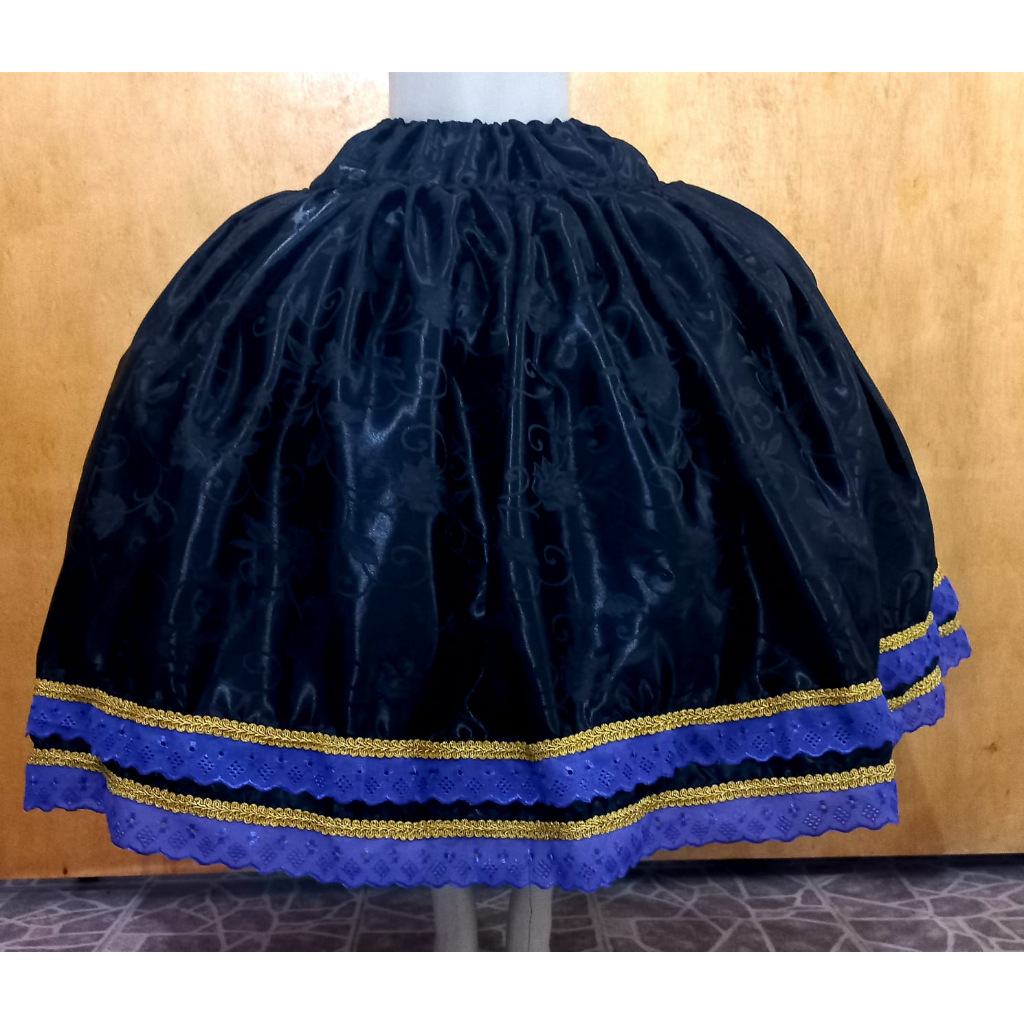 SAIA DE CETIM BROCADO PRETO COM 2 CAMADAS DE BORDADO INGLÊS E 2 CAMADAS DE GALÃO DOURADO - UMBANDA E CANDOMBLÉ