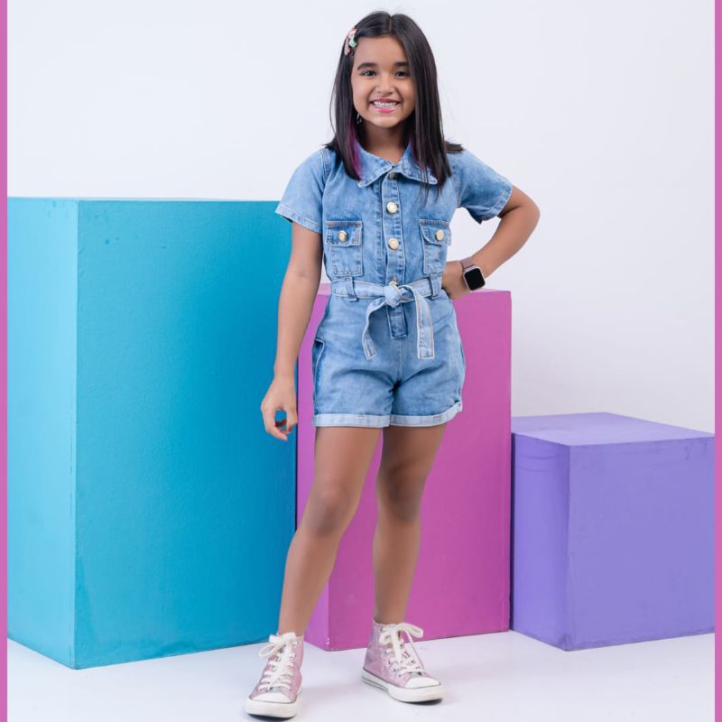Macaquinho jardineira curto jeans menina infantil e juvenil