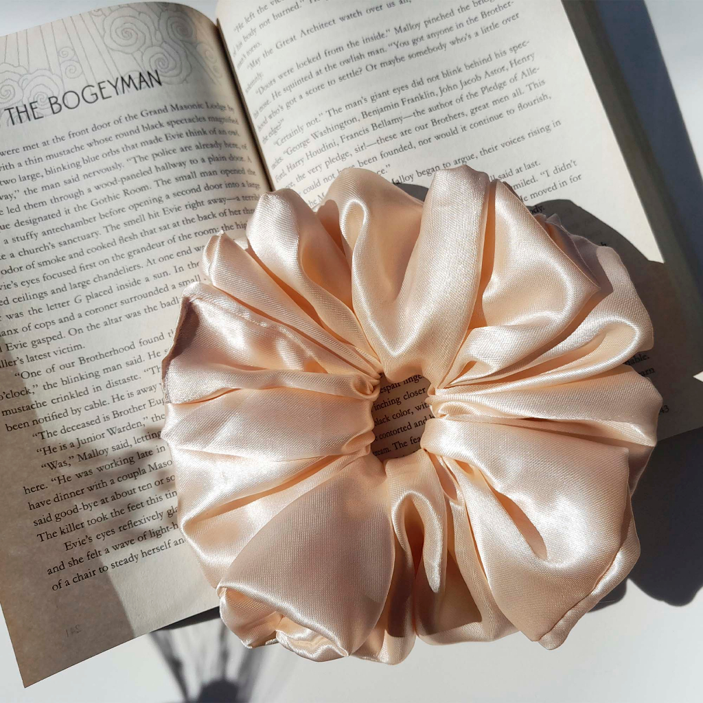 Scrunchie/Xuxa/Prendedor/Amarrador de Cabelo de Cetim Extra Grande/Gigante em Oferta na Shopee