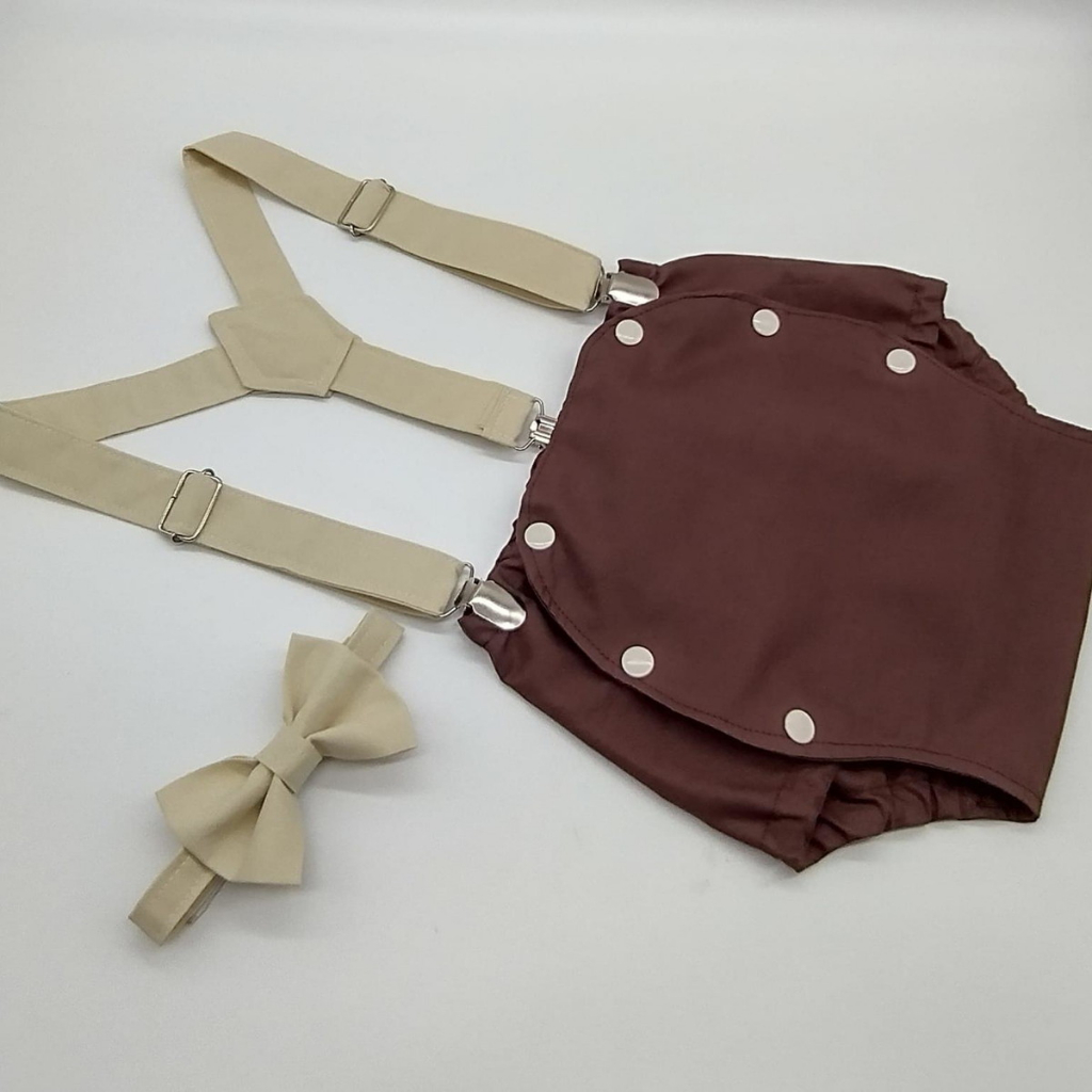 Roupa Smash The Cake Marrom e Bege Com Suspensório e Gravata