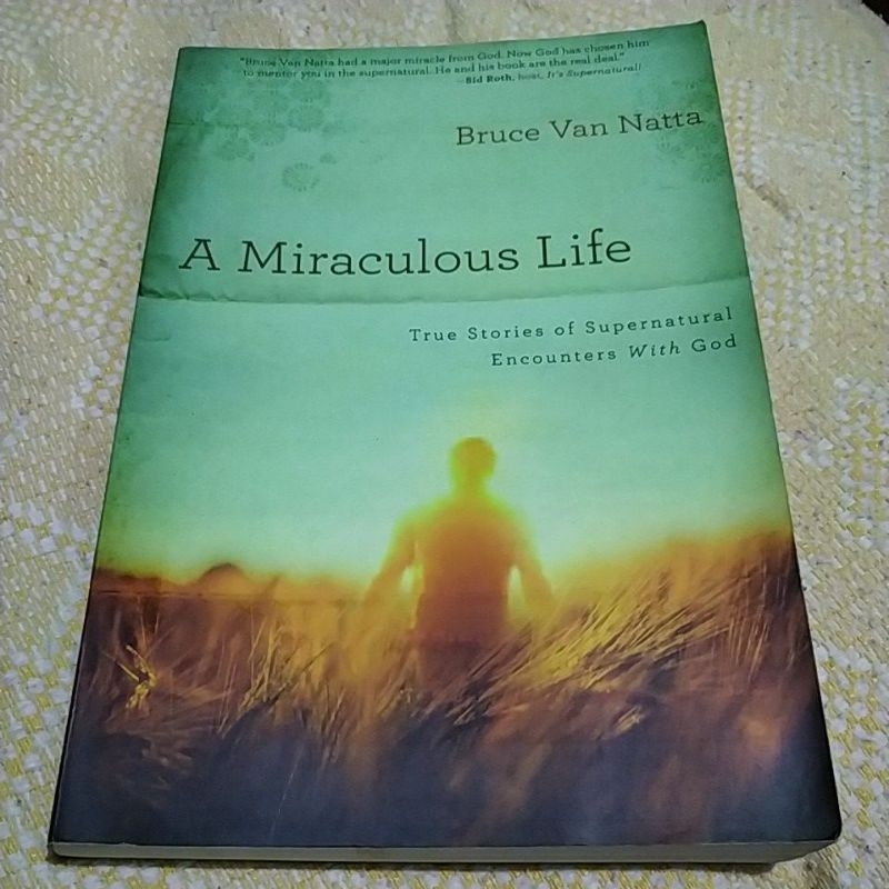 Livro A Miraculous Life (Livro Importado; em inglês)