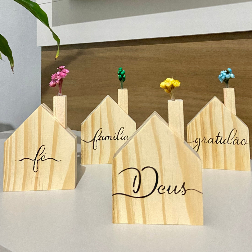 Vaso decorativo Casinha em Madeira Pinus com flor