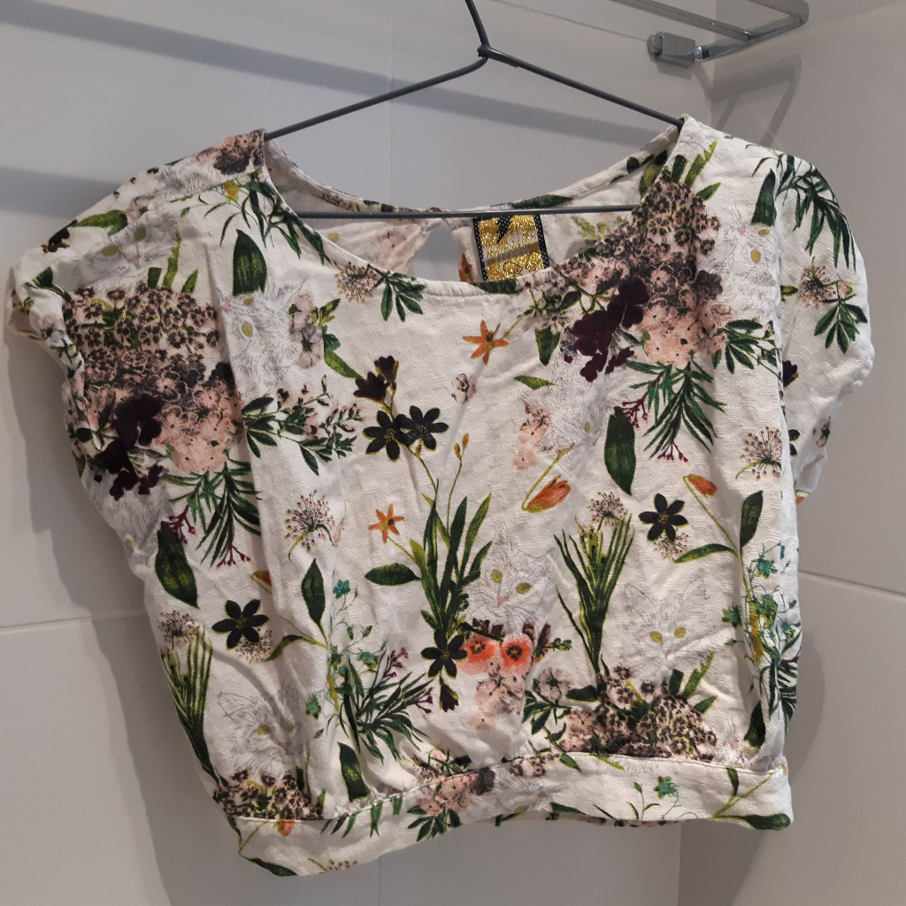 Cropped Miss Fifteen floral manga japonesa