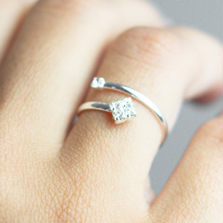 Anel Feminino Ajustável com Pedras de Strass nas Pontas Folheado a Prata