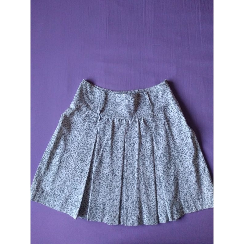 Saia plissada pregueada floral cinza Kate vanguard