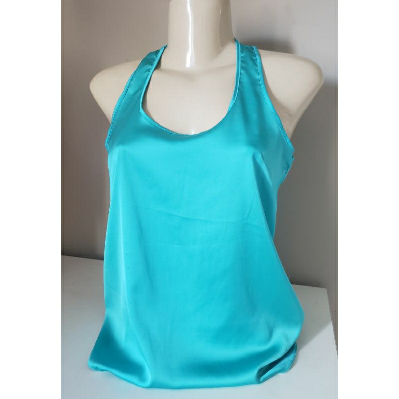 Camiseta regata em tecido de cetim de seda mole e macia