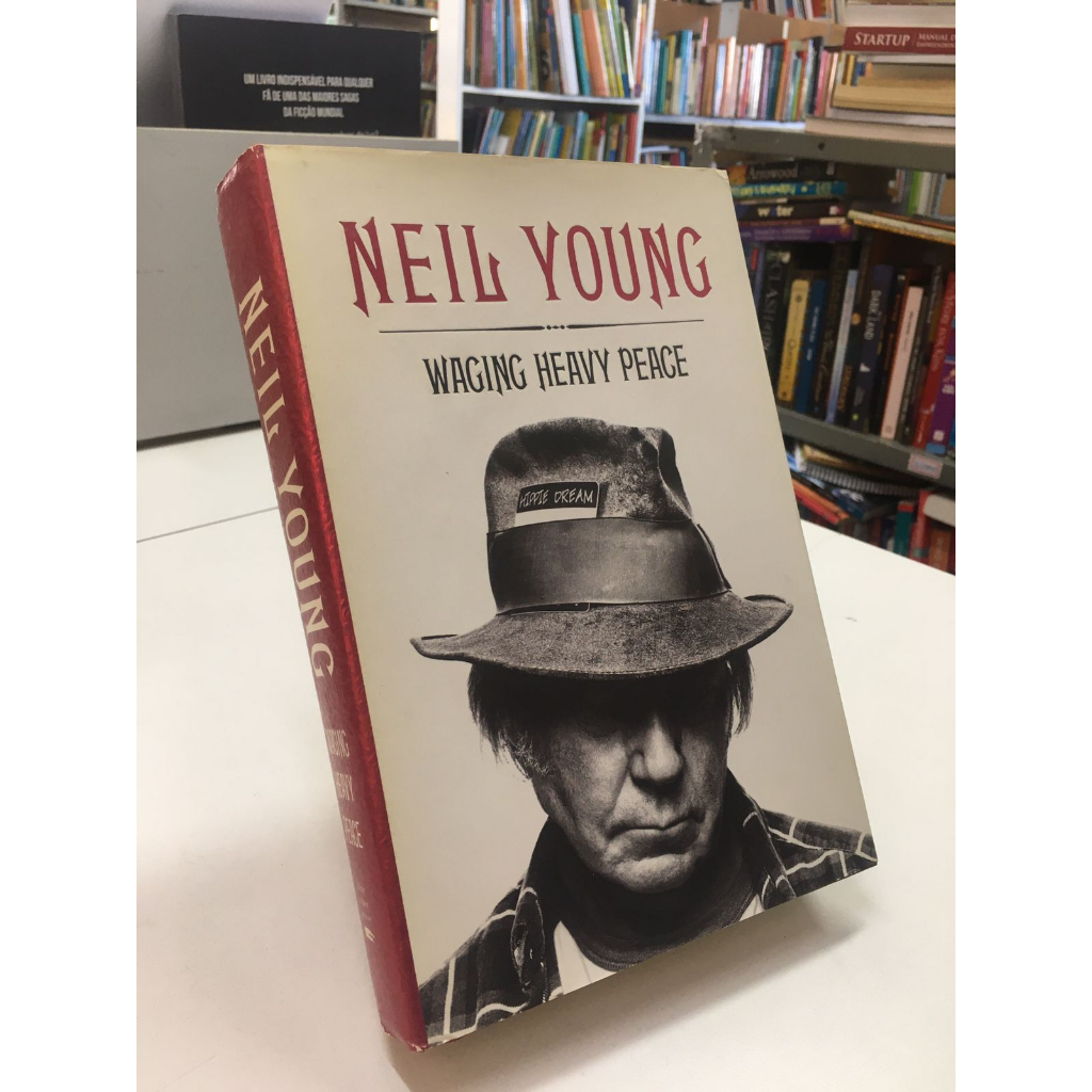 Imagem LIVRO - NEIL YOUNG - WAGING HEAVY PEACE - EM INGLÊS - CAPA DURA COM JACKET - IDIOMAS