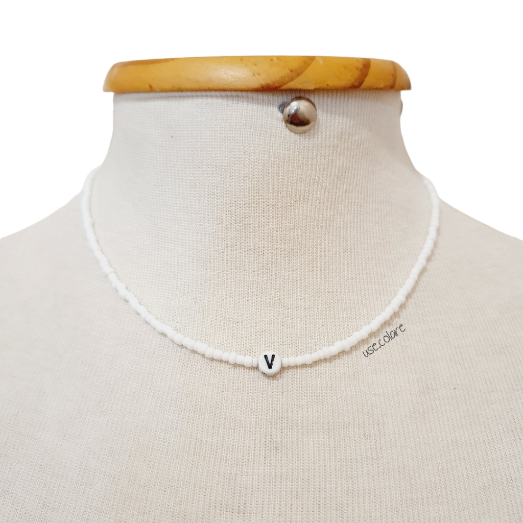 Colar de miçanga branco com letra inicial personalizada em Oferta na Shopee