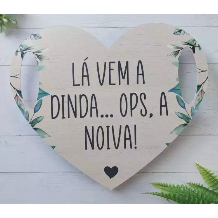 Placa Decorativa Casamento Coração lá vem a Dinda ops a noiva em Oferta na Shopee