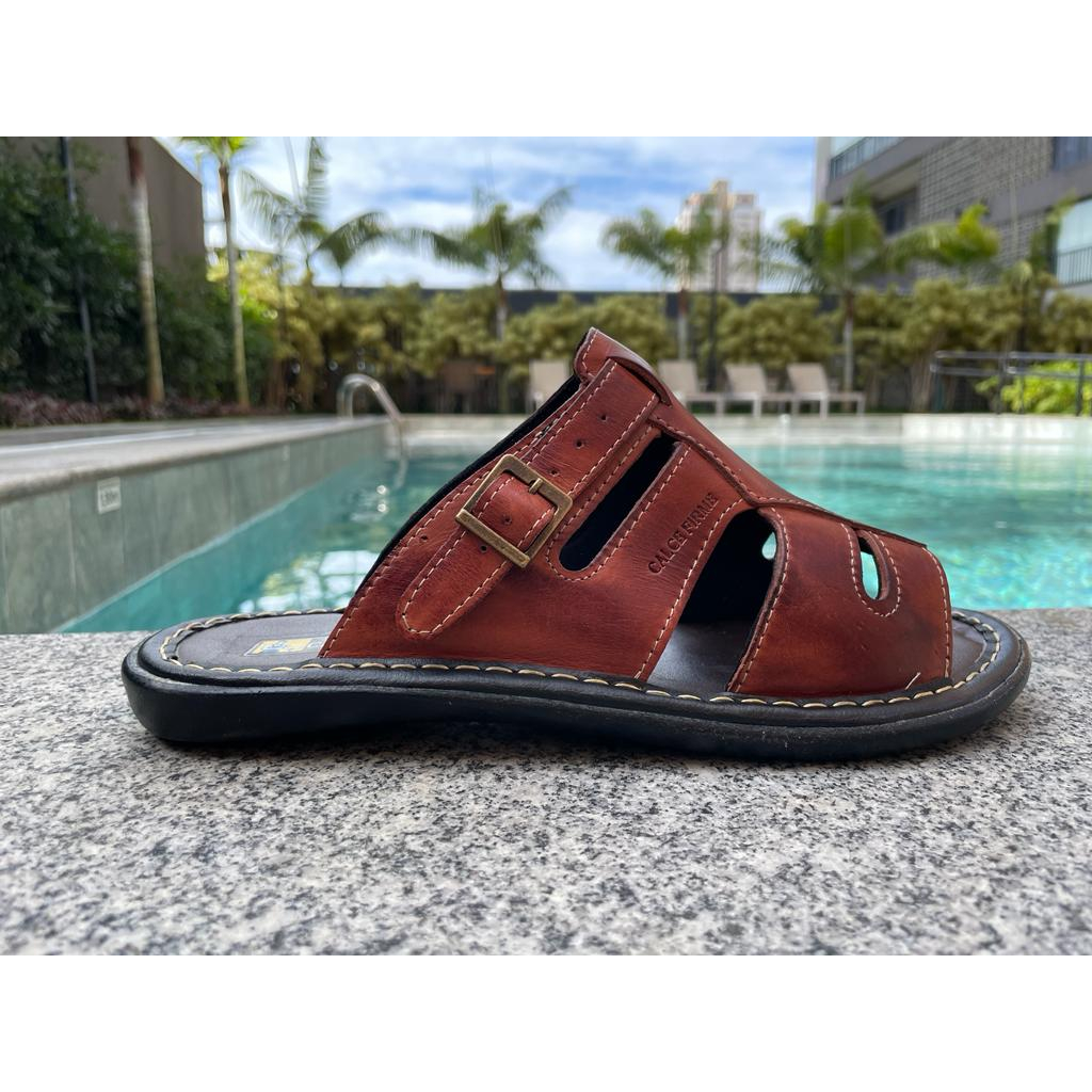 Sandália masculina franciscana inteira em couro na cor havana