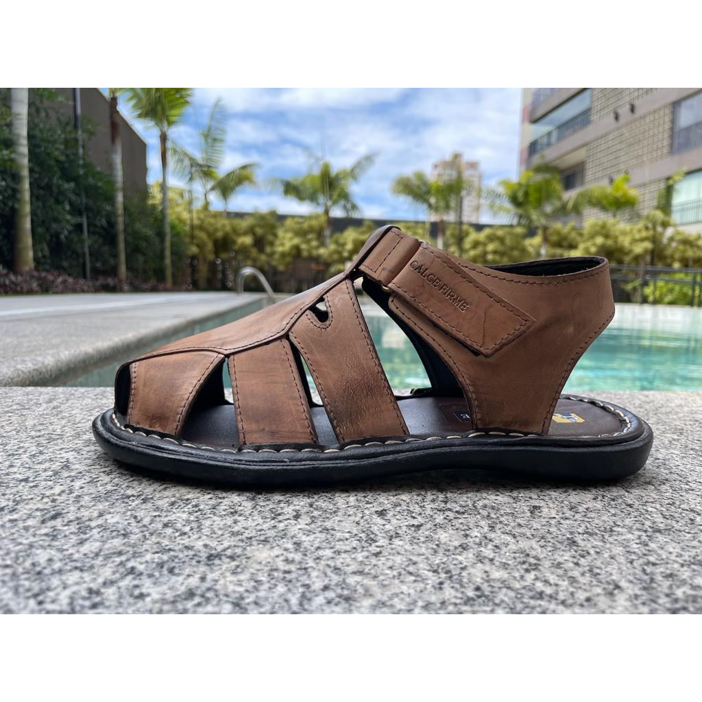 Sandália masculina fechada em couro na cor areia