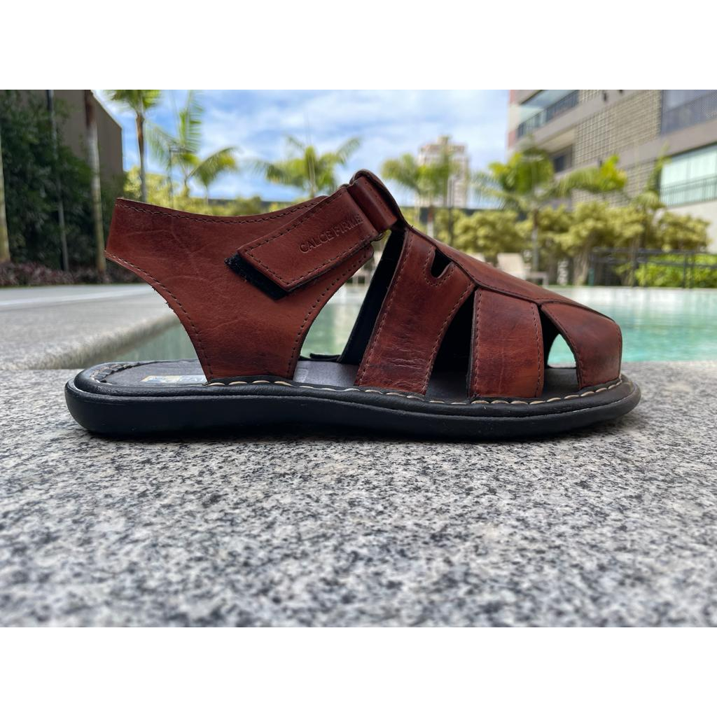 Sandália masculina fechada em couro na cor havana