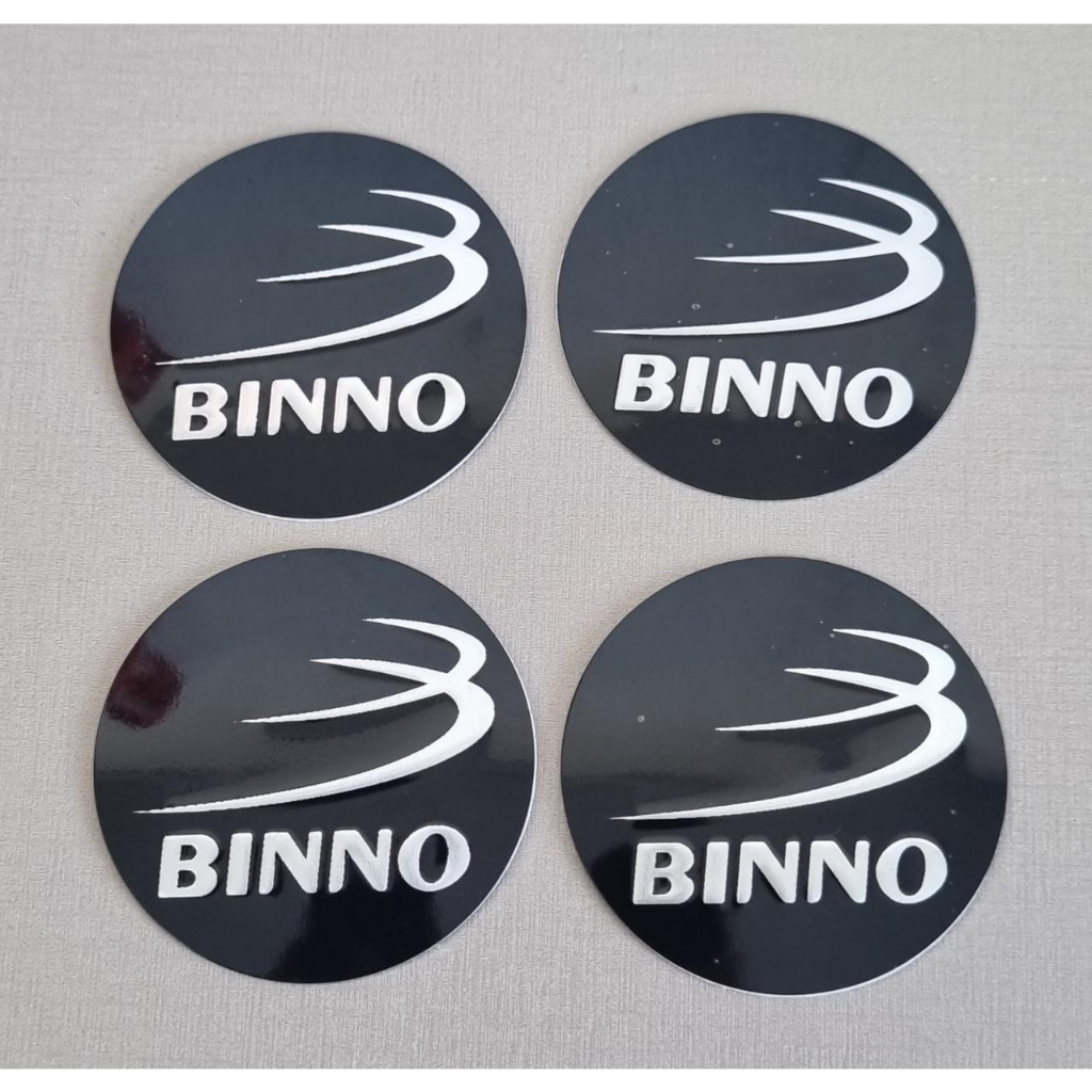 JOGO COM 4 EMBLEMAS LOGO ADESIVO RODA BINNO 51MM PRETO LATINHA SEM RESINA (251038)