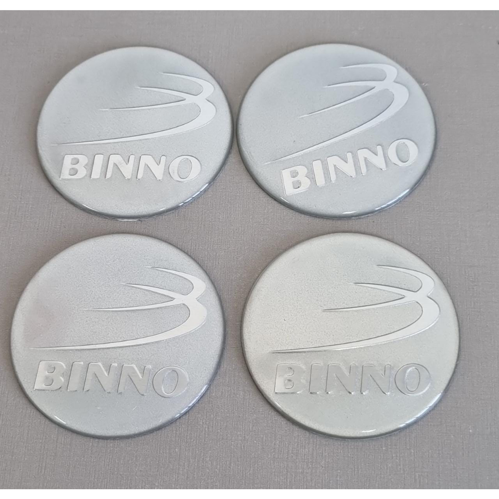 JOGO COM 4 EMBLEMAS LOGO ADESIVO RODA BINNO 90MM PRATA RESINADO ( 790026)