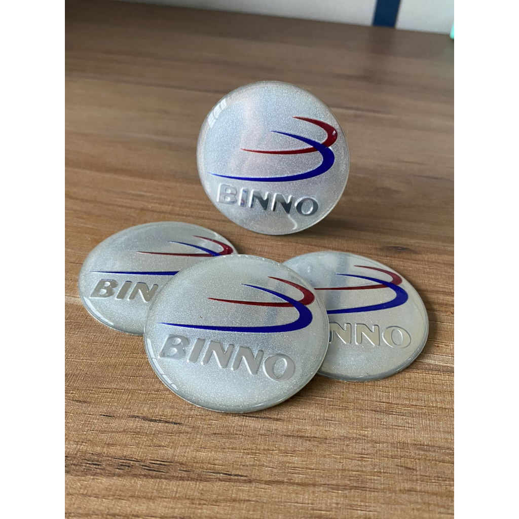 JOGO COM 4 EMBLEMAS LOGO ADESIVO RODA BINNO 55MM 3CORES RESINADO ( 855065)