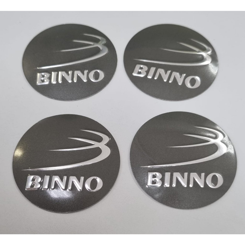 JOGO COM 4 EMBLEMAS LOGO ADESIVO RODA BINNO 51MM CINZA LATINHA SEM RESINA (251031)
