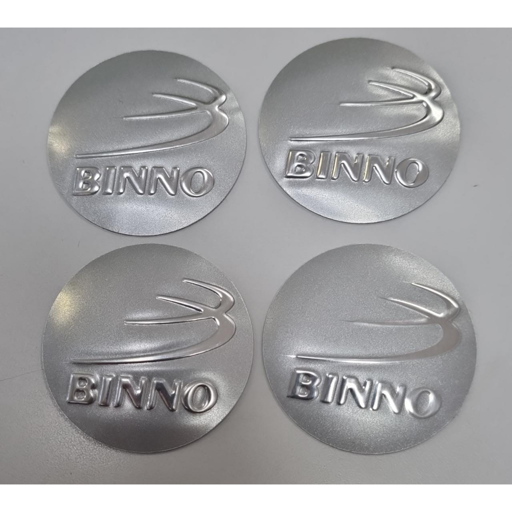 JOGO COM 4 EMBLEMAS LOGO ADESIVO RODA BINNO 51MM PRATA LATINHA SEM RESINA (251032)