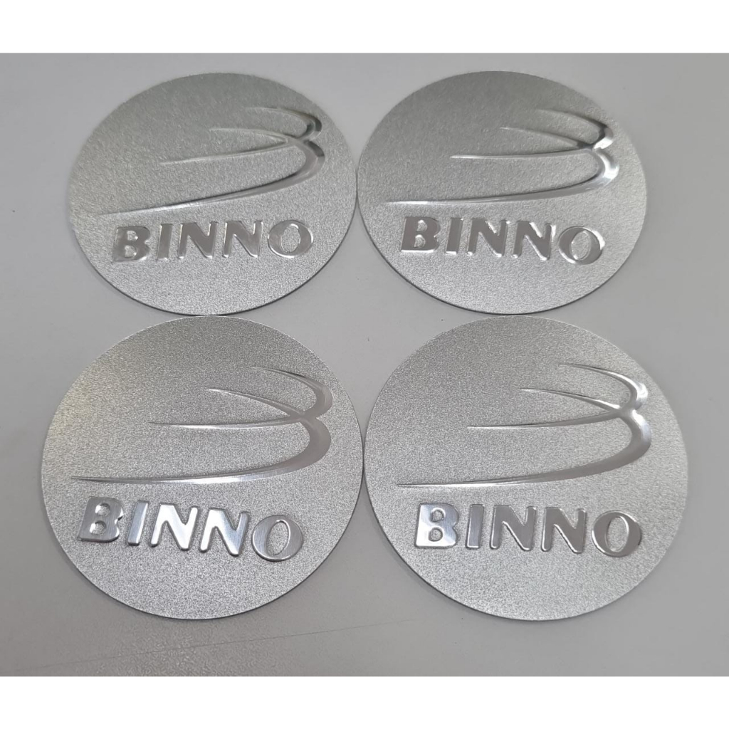 JOGO COM 4 EMBLEMAS LOGO ADESIVO RODA BINNO 58MM PRATA LATINHA SEM RESINA (2580040