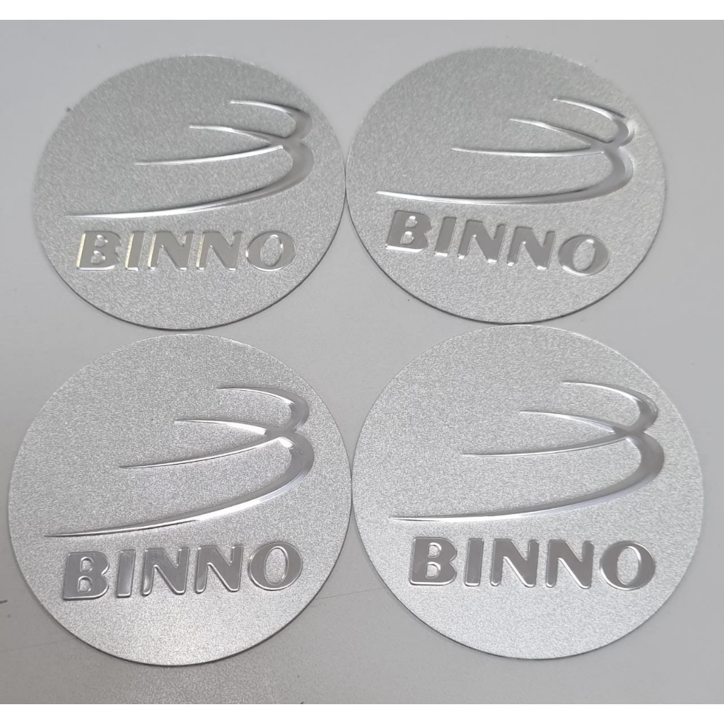 JOGO COM 4 EMBLEMAS LOGO ADESIVO RODA BINNO 65MM PRATA LATINHA SEM RESINA RETO (965003)