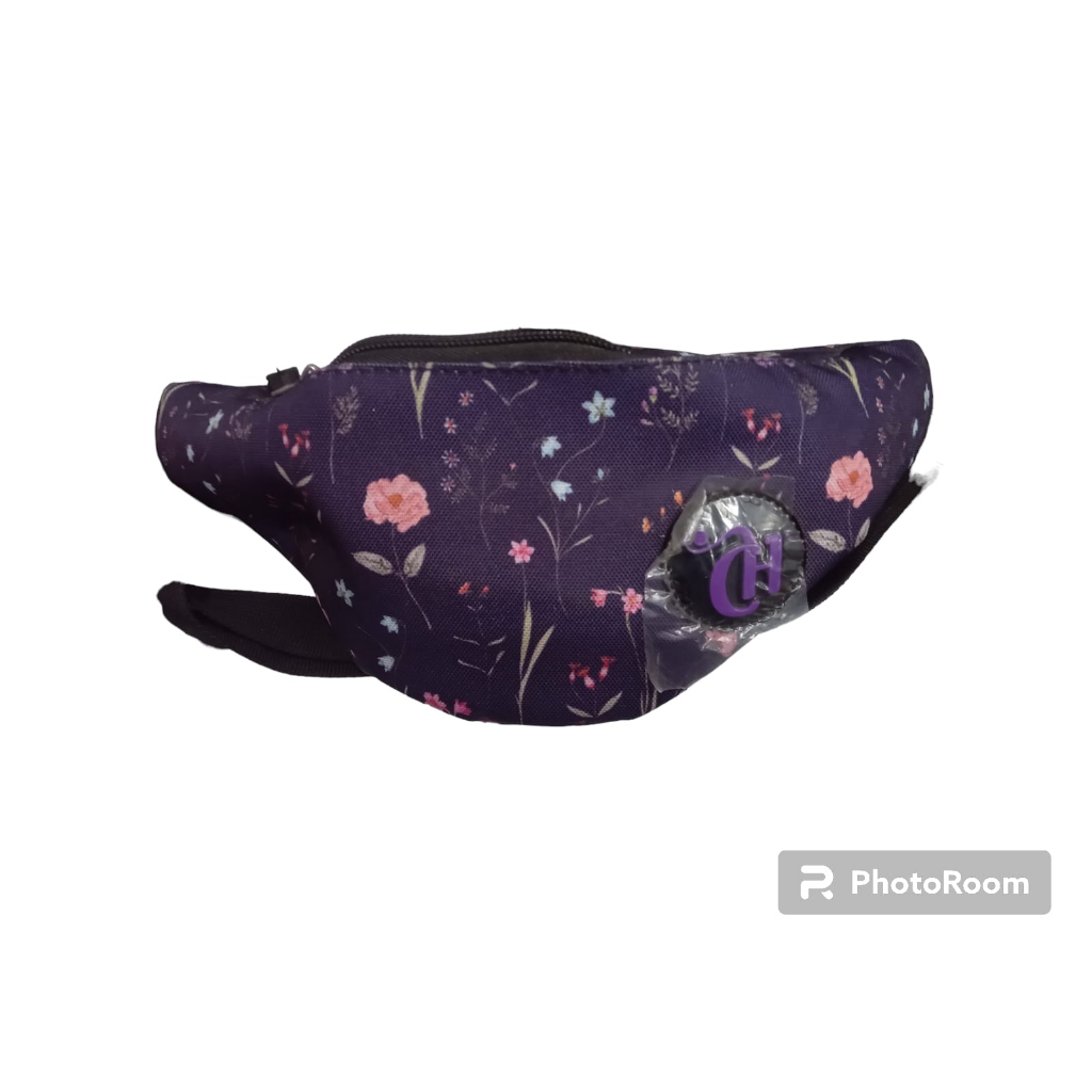 A Pochete Capricho 21X01 Flores Produzida em Poliéster, um material muito resistente. Pode ser utilizado de forma transversal e possui fechamento em fivela!