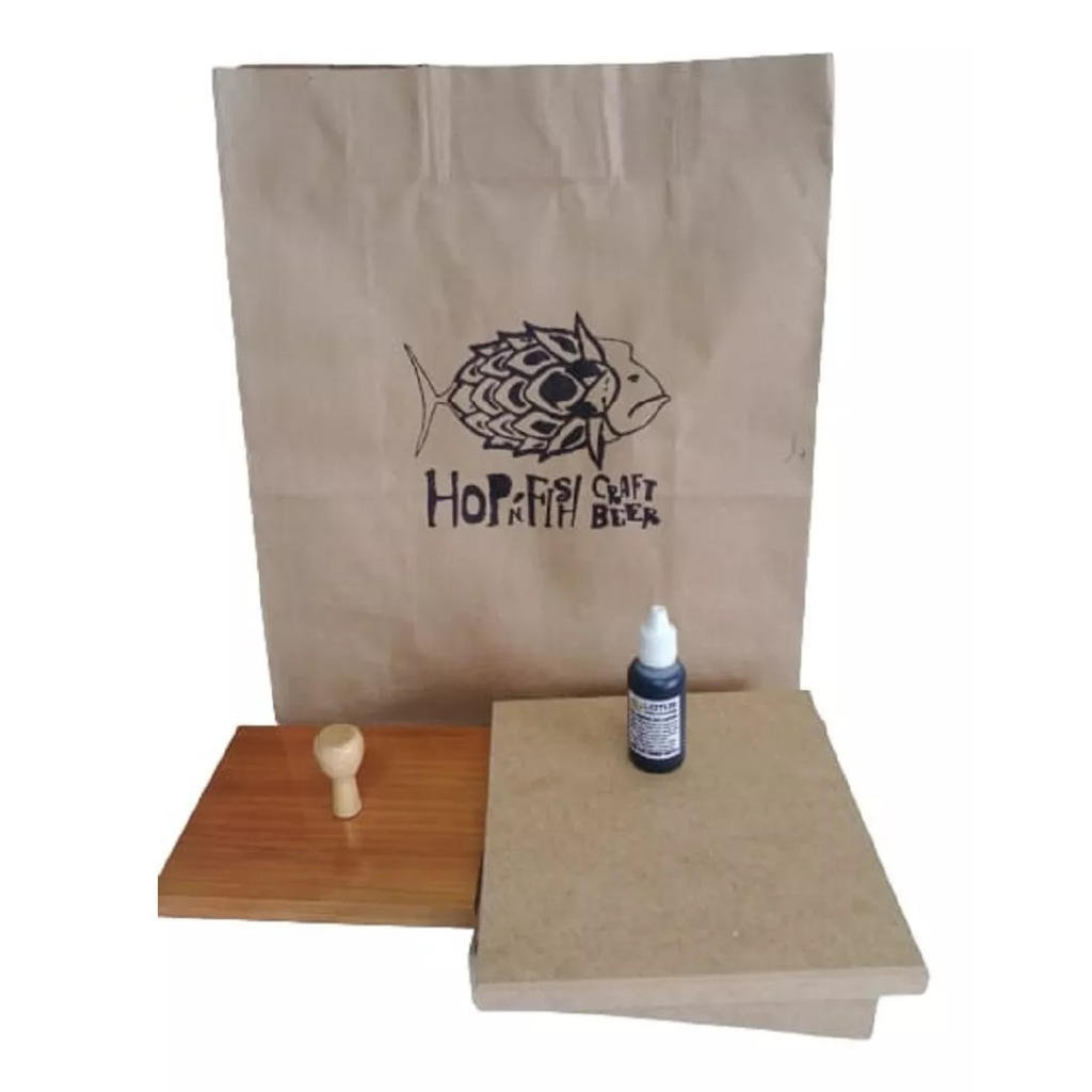 Carimbo Madeira Personalizado 15x15cm + Carimbeira + Tinta Ideal Para Sacola Embalagens Kraft em Oferta na Shopee