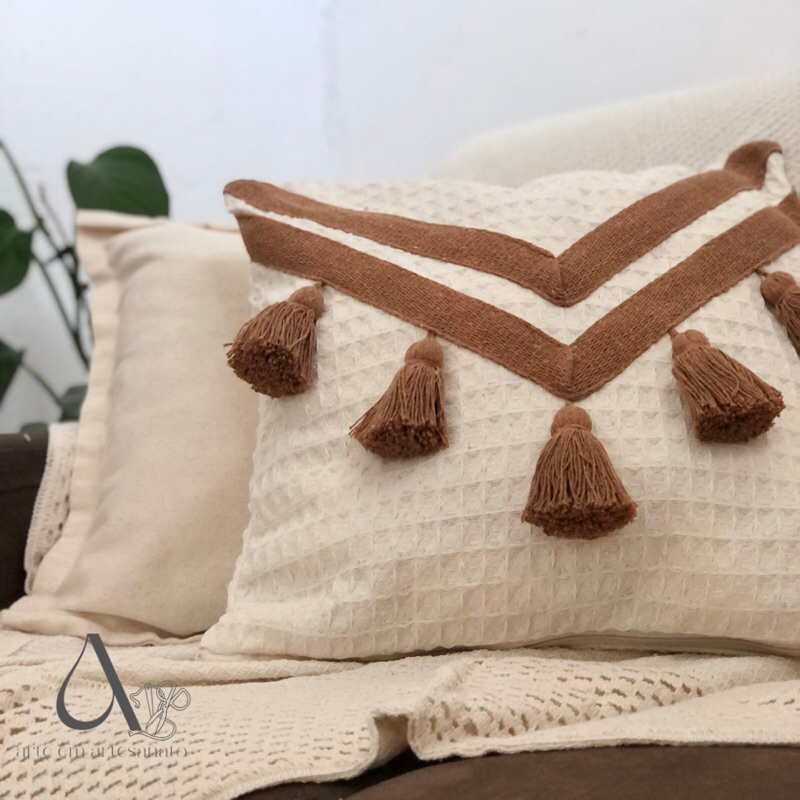 Capa de Almofada Fita Com Pompom Doha Chic em Oferta na Shopee