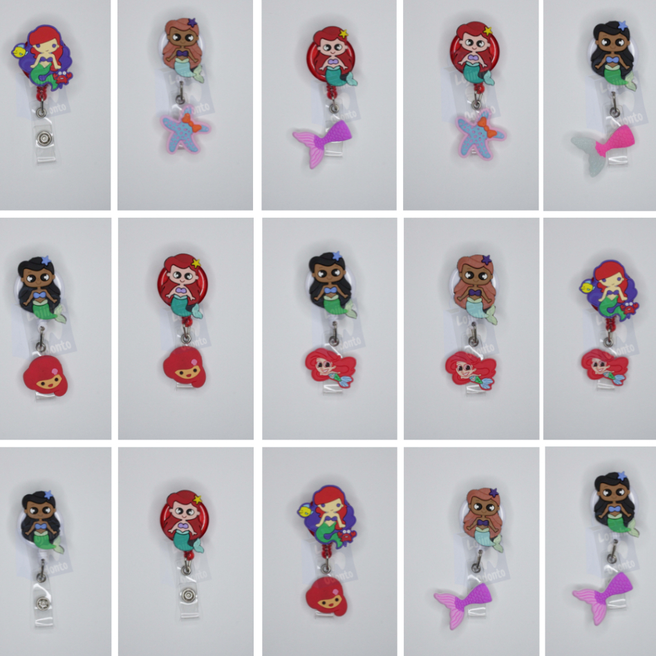 Porta Crachá Retrátil Roller Clip Personalizados Temático A Pequena Sereia | Ariel | Disney | Desenho Animado | Sereia | Cauda | Fundo do Mar | Flounder | Sabidão | Sebastião | Adella | Aquata | Arista | Disney World