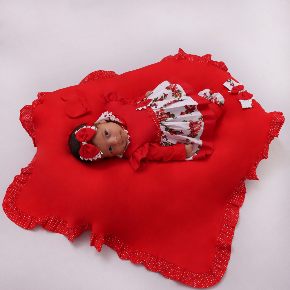 Kit saída de maternidade para bebe menina 05 peças, com manta 80X80cm + vestido + par de luvinhas