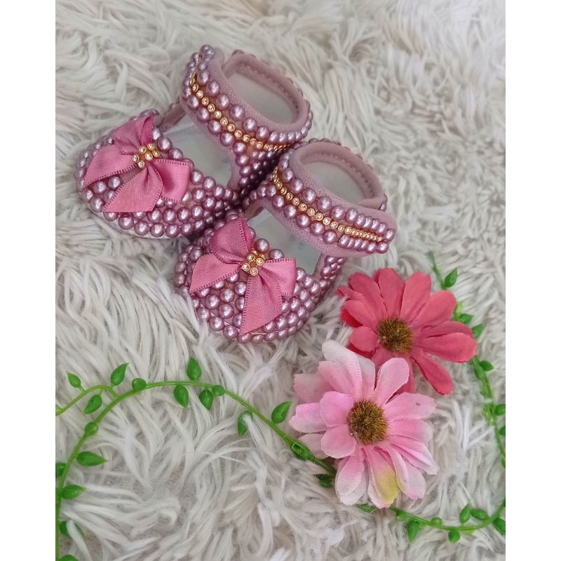 Sapatinho customizado com pérolas rosê luxo, sapatinho rosê com pérolas menina