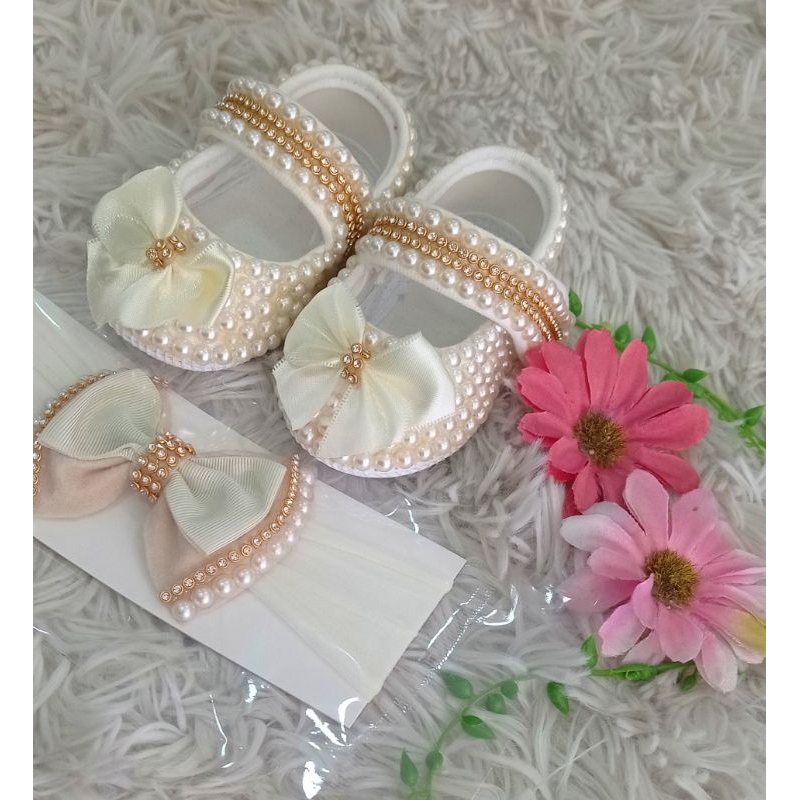 sapatinho princesa customizado com pérolas+ faixa