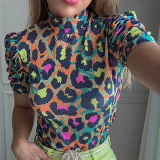 Blusa Princesa Básica Feminina Gola Alta Manga Bufante Malha Suplex Estampada Animal Print Neon