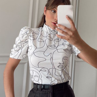 Blusa Princesa Básica Feminina Gola Alta Manga Bufante Malha Suplex Estampada Rostos