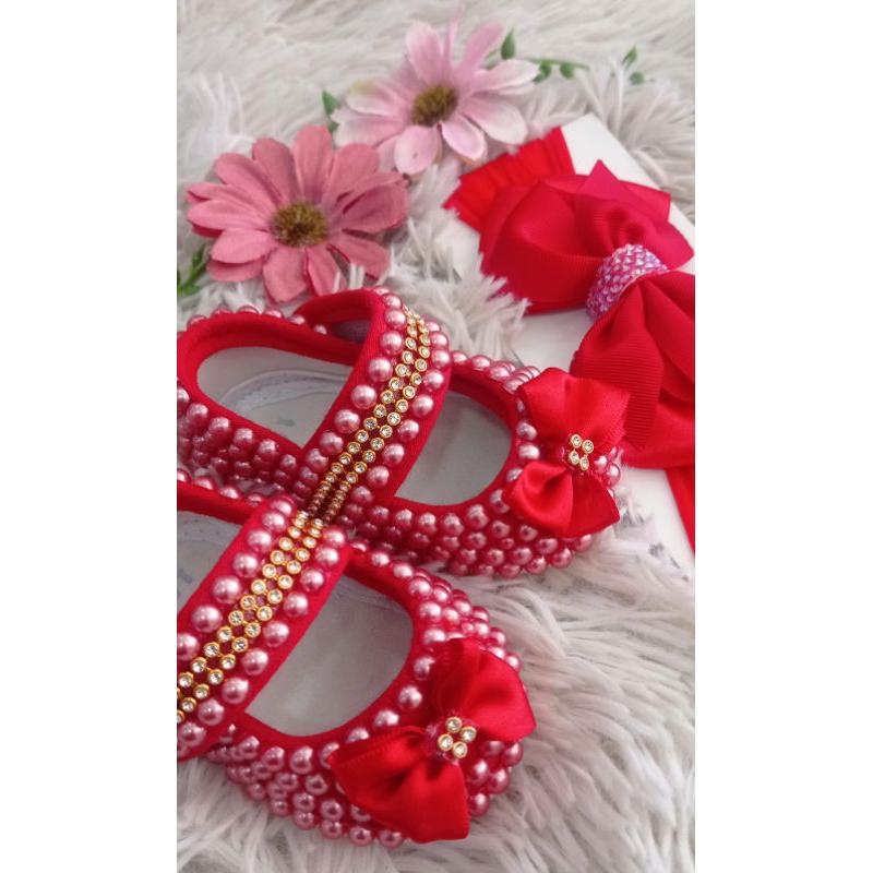 sapatinho princesa vermelho customizado com pérolas + faixa de cabelo