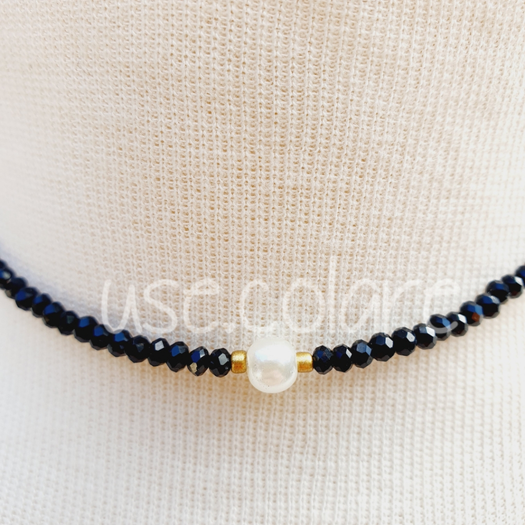 Gargantilha Cristal Preto com detalhe em Perola em Oferta na Shopee