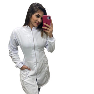 Jaleco branco acinturado zíper e punho