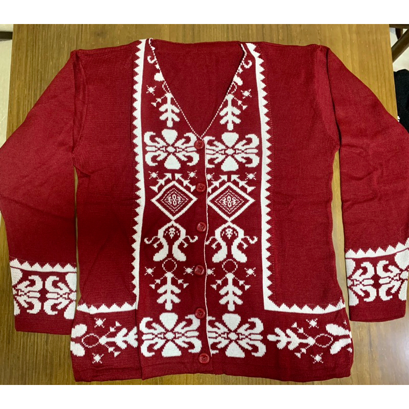 Blusa  tipo lã com botões. Cor marsala. Tamanho G. NOVA.